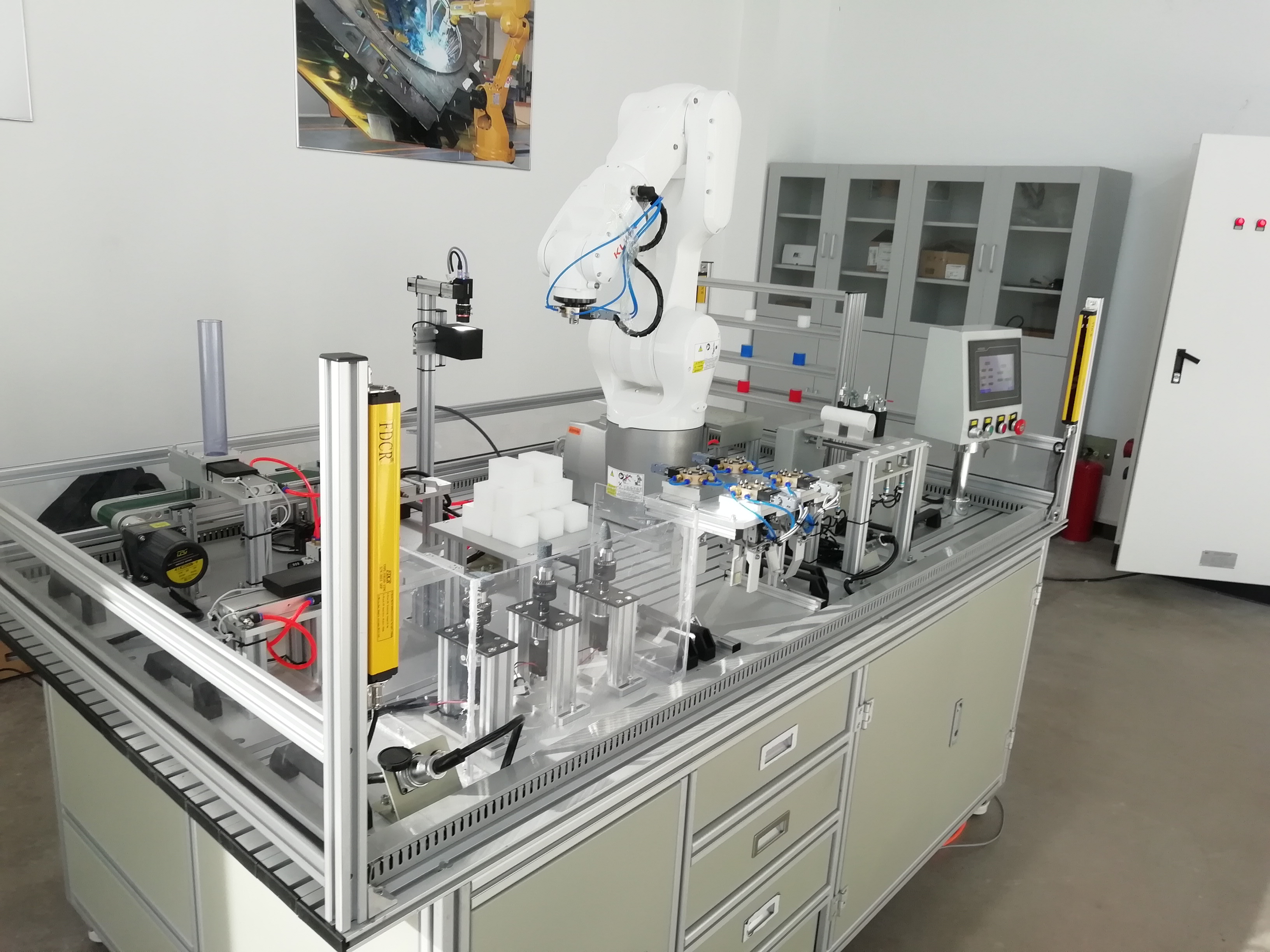 工業(yè)機(jī)器人運用與維修實訓(xùn)平臺