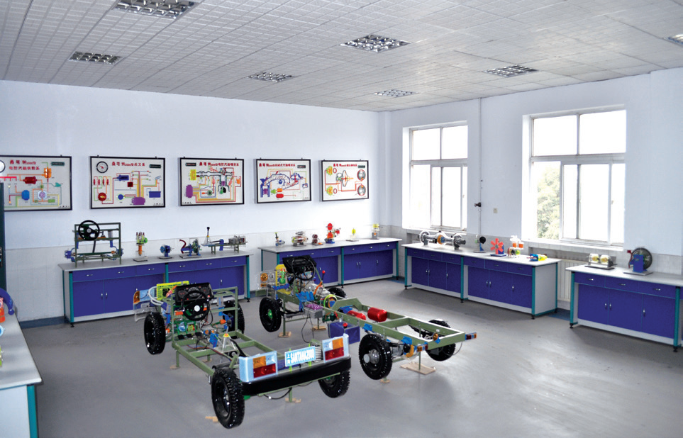 傳動(dòng)軸構(gòu)造模型、變速箱構(gòu)造模型、前橋構(gòu)造模型、后橋總成構(gòu)造模型選用透明有機(jī)玻璃制作,內(nèi)中部件均以硬質(zhì)塑料料加工,用螺絲組裝。各總成部分都以壓模成形加工,代替過去膠粘合的方法,使產(chǎn)品在強(qiáng)度上有很大提高。外殼整體壓模而成,模型構(gòu)造可視化效果好,能真實(shí)反映實(shí)裝構(gòu)造,每臺(tái)構(gòu)造模型均配套放置臺(tái)。